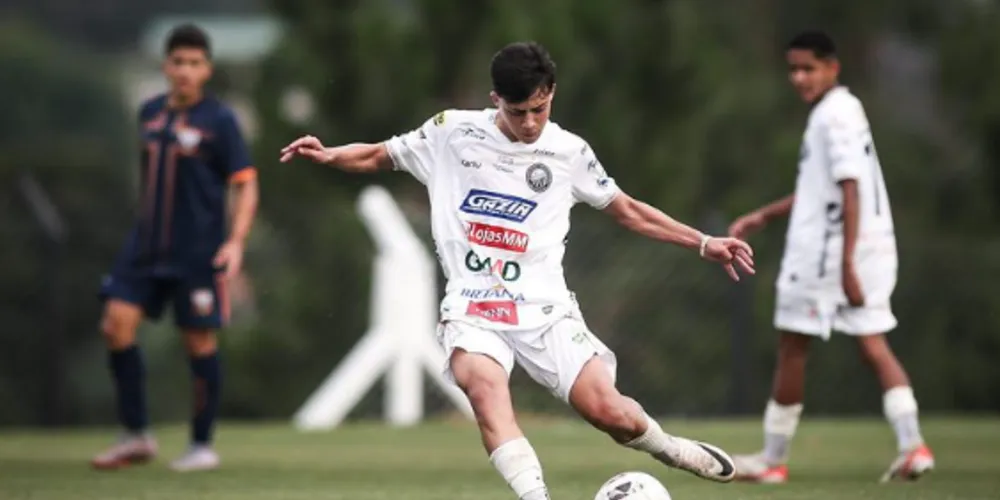 Equipe ponta-grossense jogou no CT da UEPG, neste domingo (19)