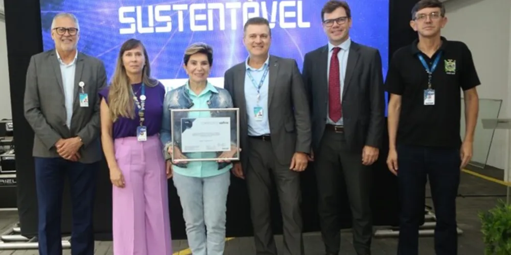 Lideranças de Ponta Grossa durante a entrega do selo