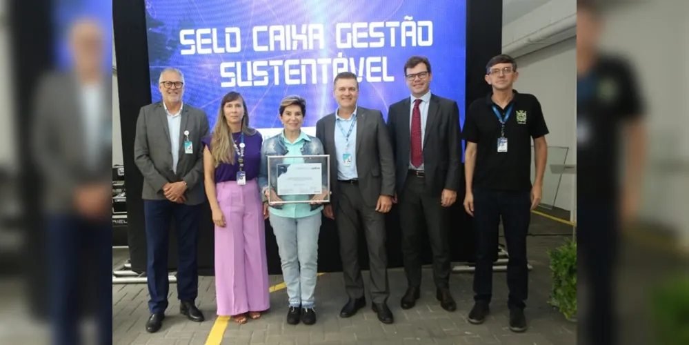 Lideranças de Ponta Grossa durante a entrega do selo