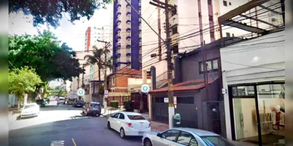 Situação aconteceu na rua Mateus Grou, na manhã deste domingo (10)