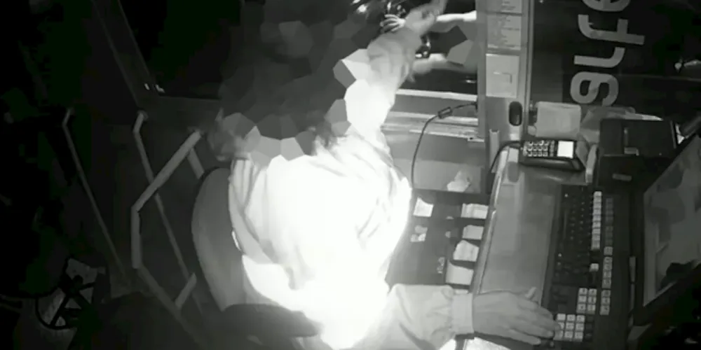 Câmera de segurança flagrou o momento do ato