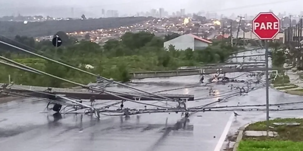Temporal derrubou postes de energia elétrica em Uvaranas