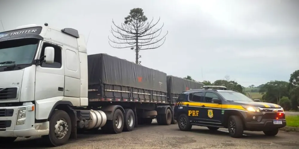Cigarros foram localizados junto de uma carga de milho