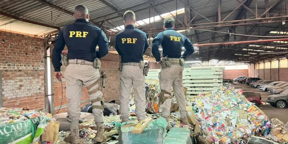 Durante a fiscalização no caminhão, que transportava recicláveis, os policiais encontraram diversos fardos de maconha