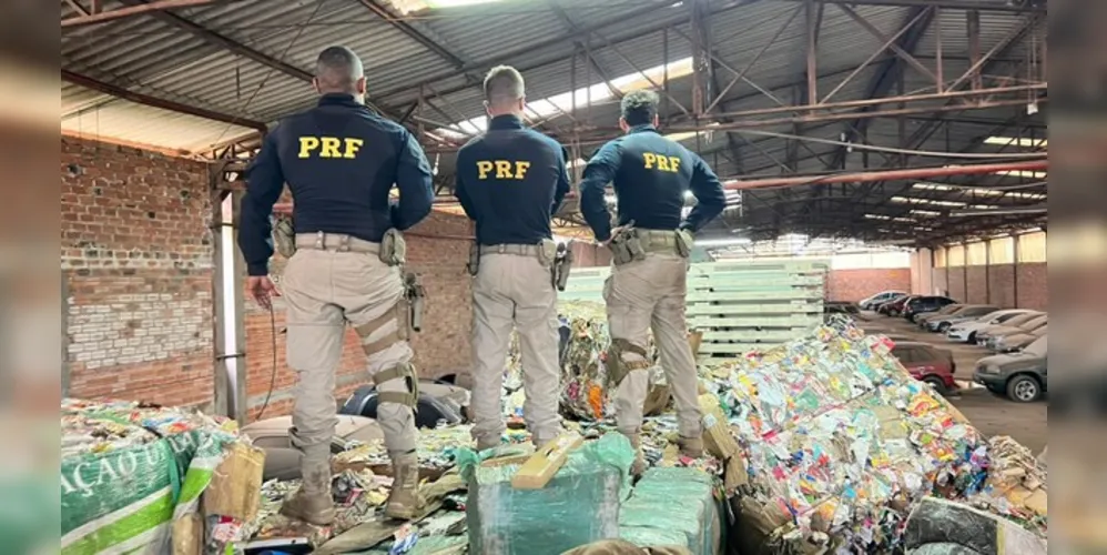 Durante a fiscalização no caminhão, que transportava recicláveis, os policiais encontraram diversos fardos de maconha