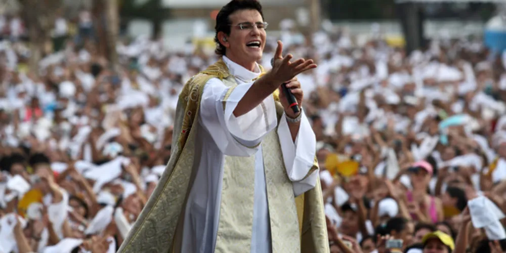 Ele fez o anúncio através de uma postagem em suas redes sociais e explicou que sente fortes dores nas costas