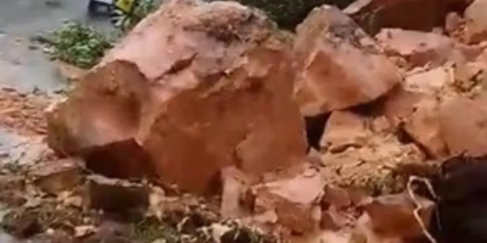 Sedimentos se espalharam pela rodovia