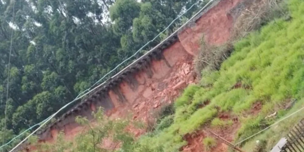 Há risco de que a linha férrea também desmorone se as chuvas continuarem
