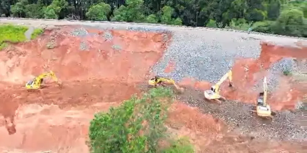 Equipes trabalham para evitar novos desmoronamentos em linha férrea que corta o Bairro Palmeirinha