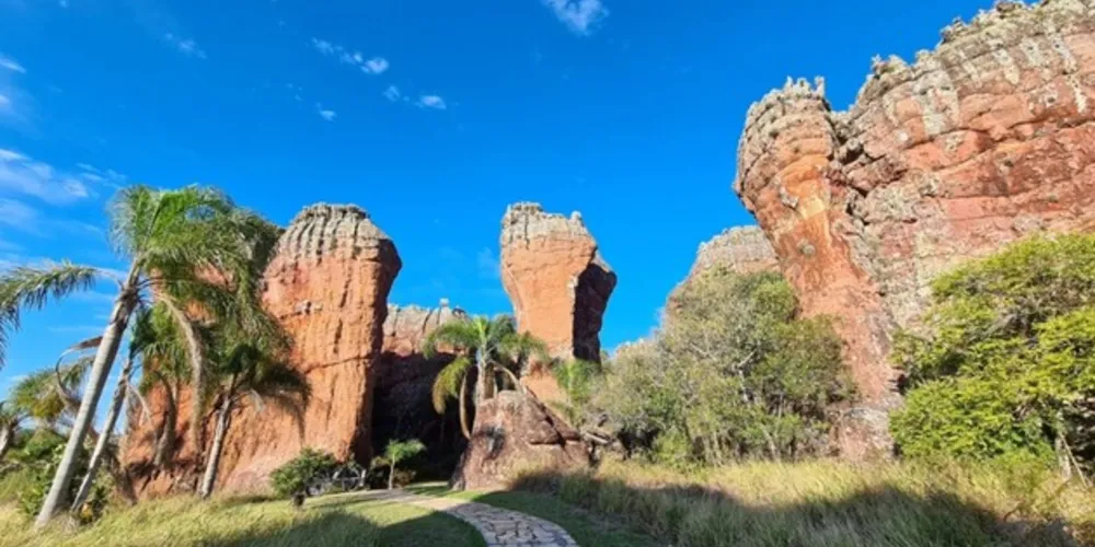 o Parque Estadual de Vila Velha fica a uma hora de Curitiba e as bilheterias funcionam até às 15 horas.