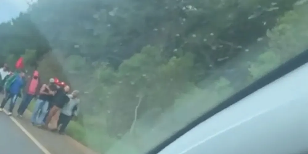 Dois policiais, do 16º B.P.M., foram rendidos durante o protesto