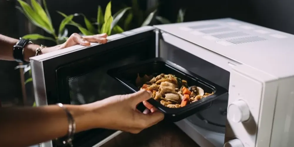 Um tiktoker com 258 mil seguidores afirmou, categoricamente, que colocar a comida no aparelho “mata 94% dos nutrientes da comida”