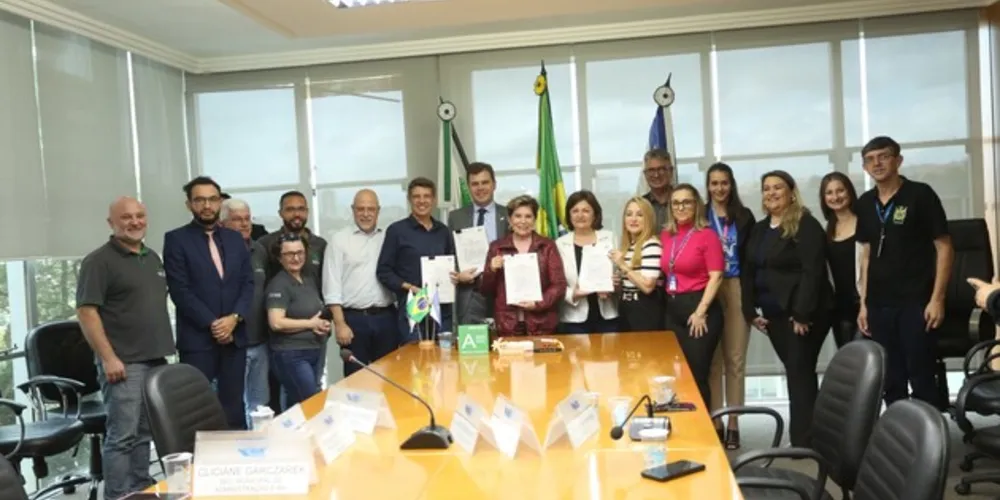 Assinatura ocorreu no Gabinete da Prefeita de Ponta Grossa