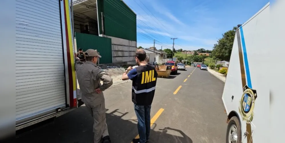 Imagem ilustrativa da imagem Homem cai de telhado de barracão, se fere e morre
