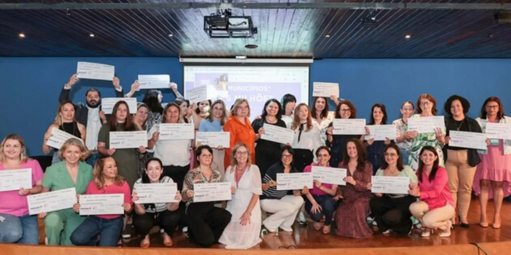 A entrega simbólica dos cheques aconteceu nesta sexta-feira (8) durante a I Jornada Técnica de Políticas Públicas para Mulheres