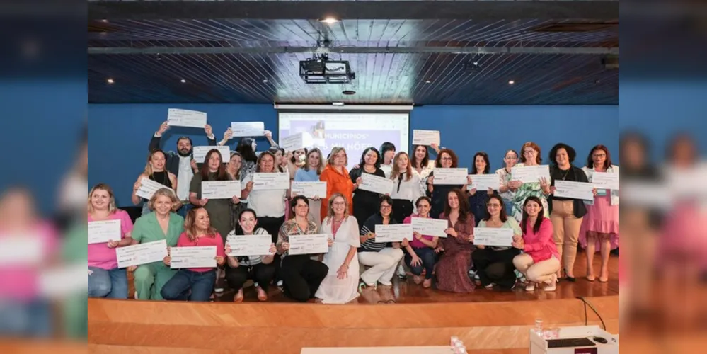 A entrega simbólica dos cheques aconteceu nesta sexta-feira (8) durante a I Jornada Técnica de Políticas Públicas para Mulheres