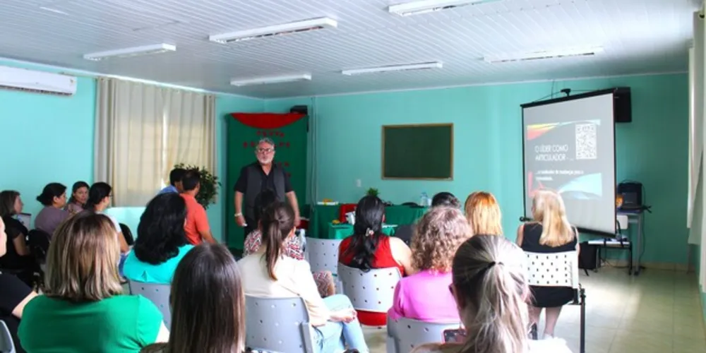 Diretores e coordenadores pedagógicos participaram de uma capacitação em Reserva