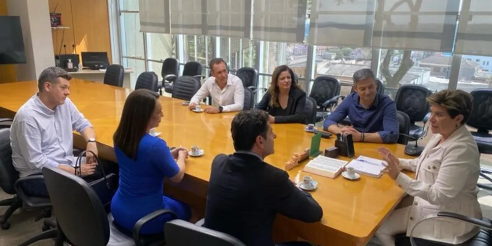 O lançamento ocorreu após uma reunião com a prefeita Elizabeth Schmidt