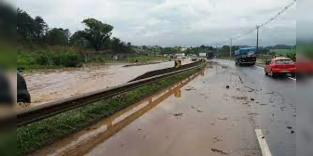 Rio Ronda é totalmente liberado após nível subir e invadir a rodovia