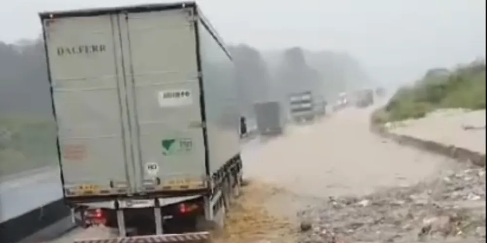 Faixa da direita está interditada no local