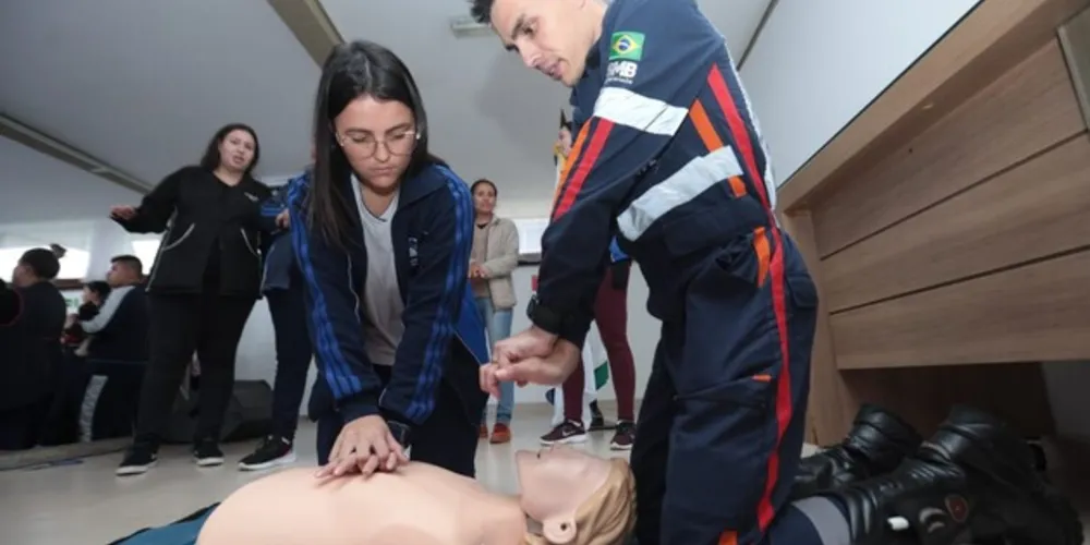 Nesta sexta-feira (20), ocorreu mais uma edição do projeto Samu/Escola, que leva treinamento de primeiros socorros