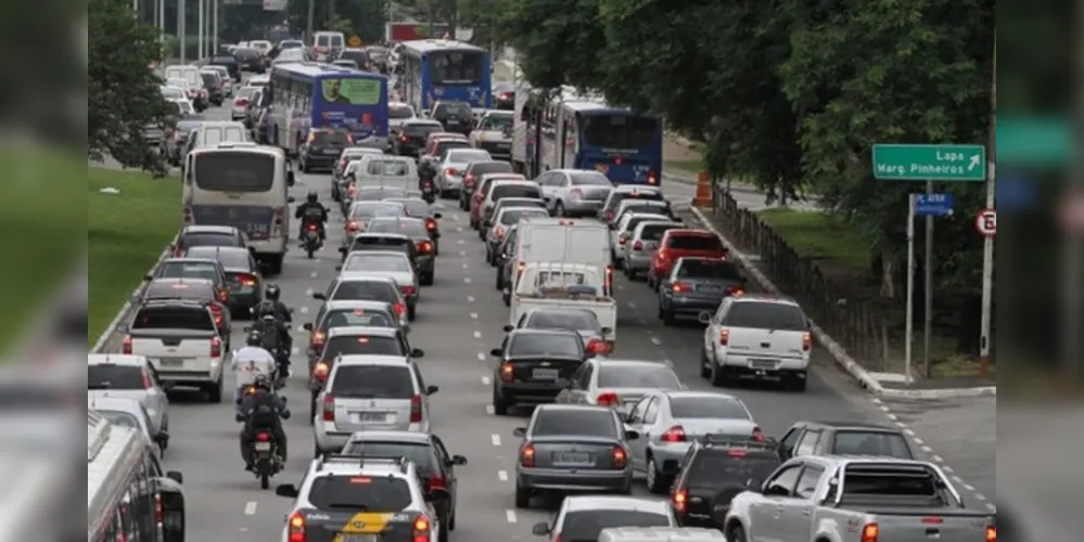 Contra privatizações do transporte público e do serviço de saneamento em São Paulo, trabalhadores desses setores fazem greve na manhã desta terça-feira (3)