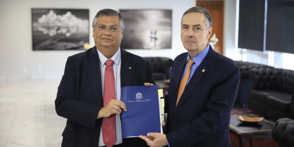 À esquerda Flávio Dino e à direita Luís Roberto Barroso