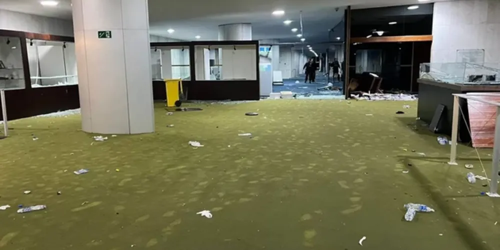 A troca do carpete teve início em maio, mas foi suspensa devido a defeitos no material