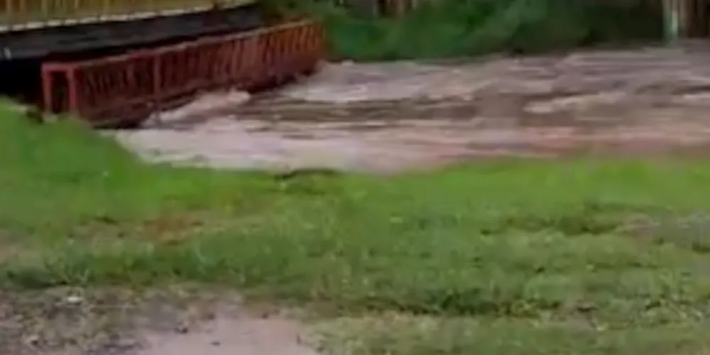 Fortes chuvas elevaram o nível do Rio Verde, em Ponta Grossa