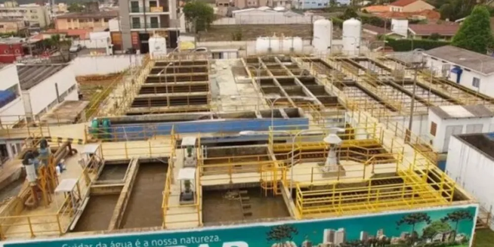 Sanepar realiza manutenção emergencial em rede de água que rompeu na rua Júlia C Rosas.