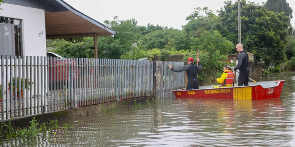 Equipes de socorros estão há mais de 10 dias trabalhando nas cidades