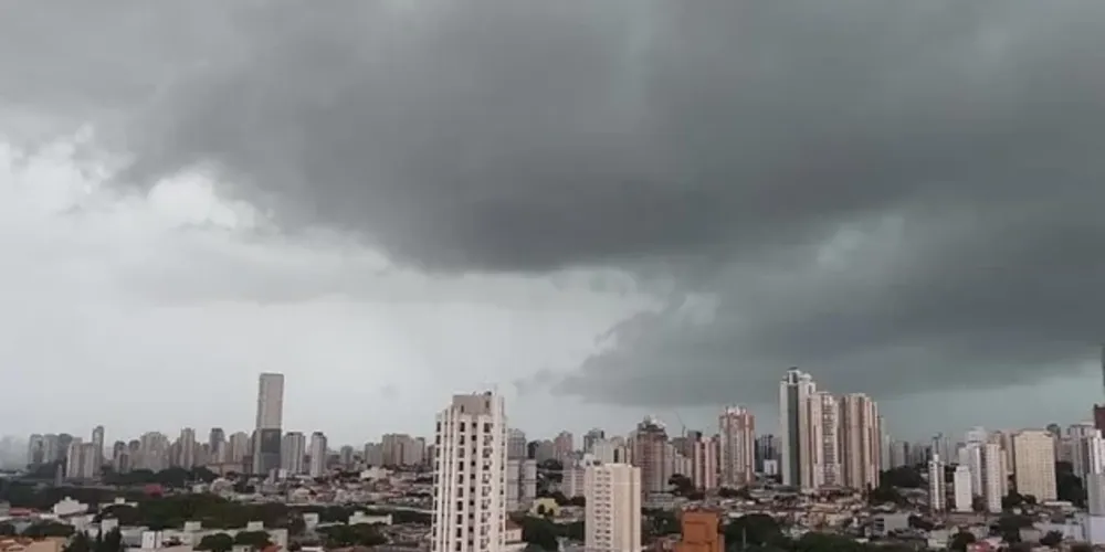 O Instituto Nacional de Meteorologia (Inmet) emitiu, nesta segunda-feira (9), um alerta laranja para tempestades em São Paulo