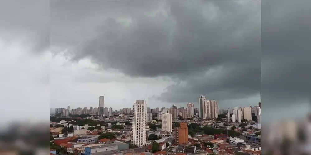 O Instituto Nacional de Meteorologia (Inmet) emitiu, nesta segunda-feira (9), um alerta laranja para tempestades em São Paulo