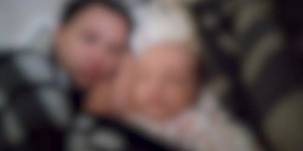 A bebê e a adolescente apresentavam diversas marcas e hematomas pelo corpo quando deram entrada no hospital.