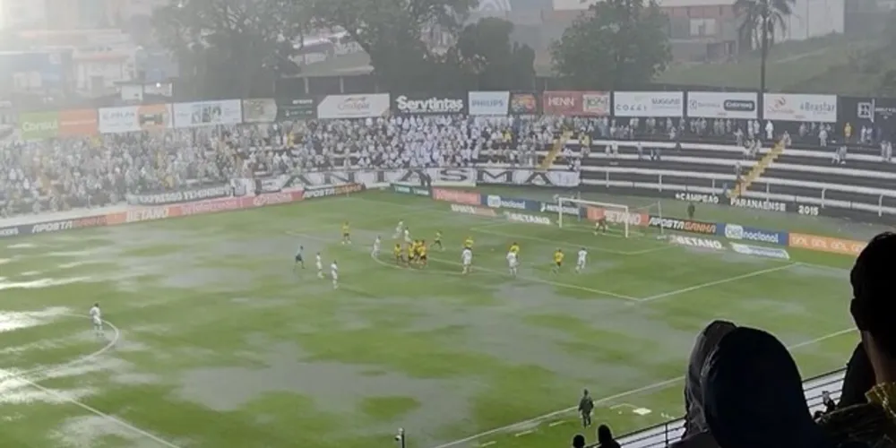Chuva aumentou no final do primeiro tempo