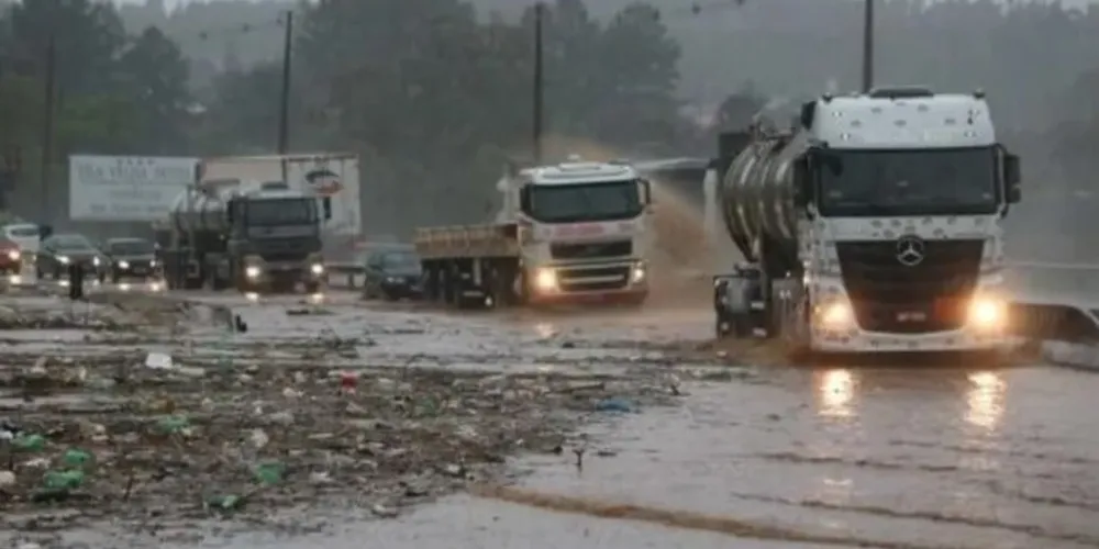 Arroio voltou a transbordar nesta quarta-feira, após a chuva logo após às 18h