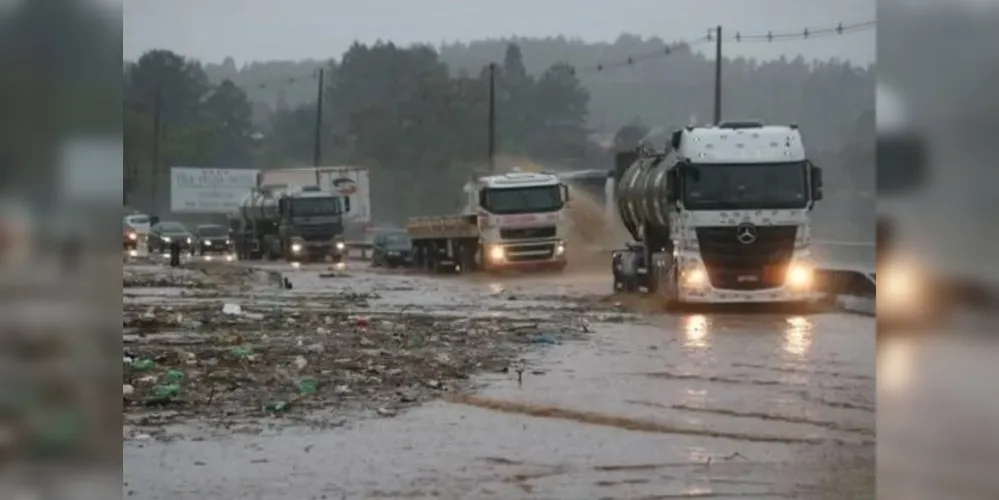 Arroio voltou a transbordar nesta quarta-feira, após a chuva logo após às 18h