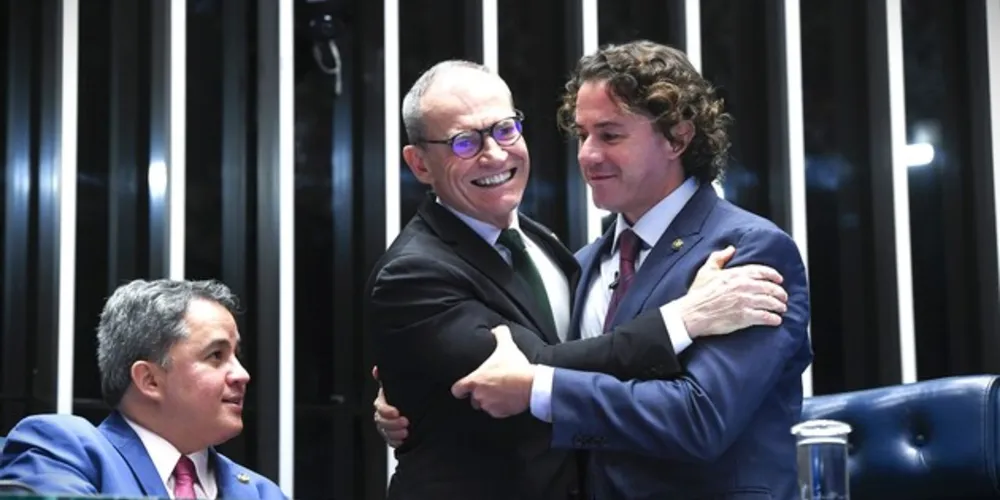 Ao centro, Fabiano Contarato (PT), relator da proposta de lei