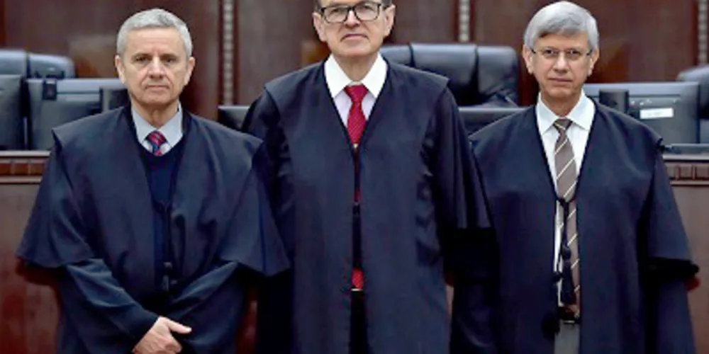 No centro o novo presidente Célio Horst Waldraff