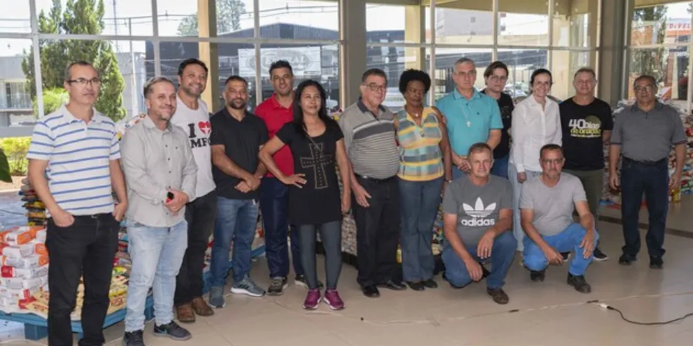 Entrega dos alimentos aconteceu na manhã desta terça-feira (12)