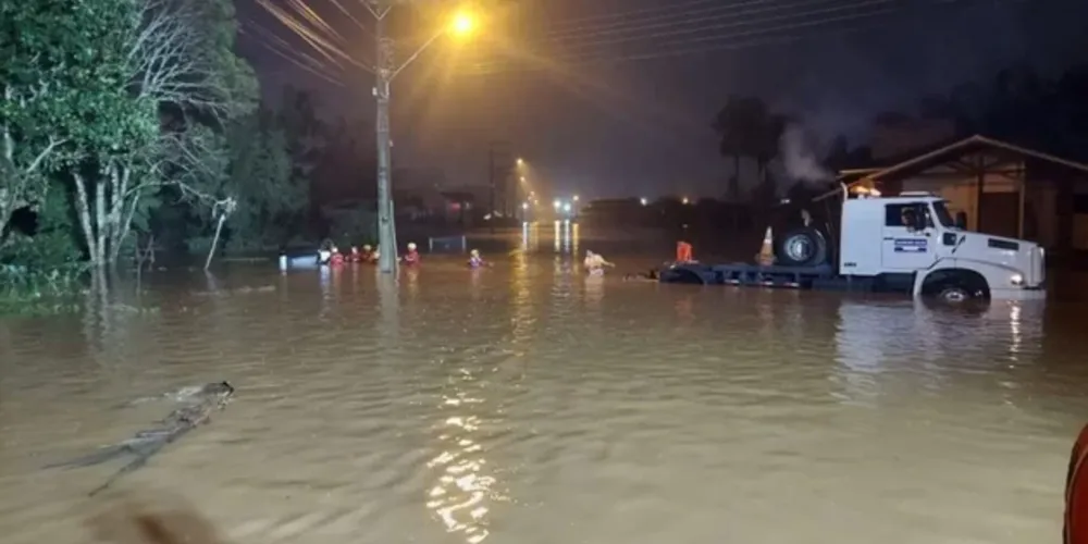 Um morador chamou os bombeiros ao ver o veículo entrar no ponto de inundação e desaparecer