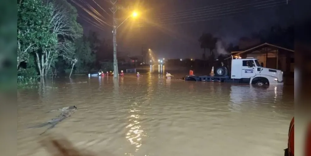 Um morador chamou os bombeiros ao ver o veículo entrar no ponto de inundação e desaparecer