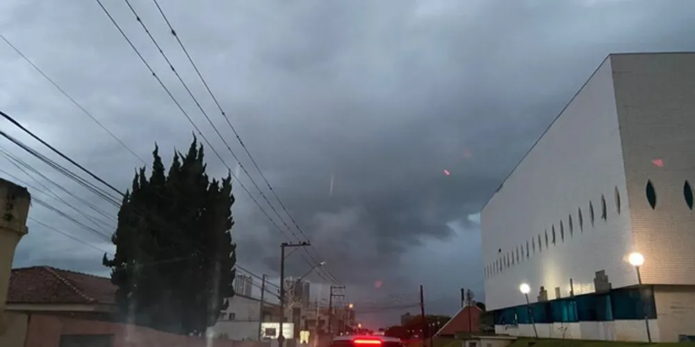 Nuvens carregadas chegaram ao município ponta-grossense
