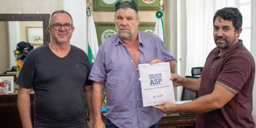 O prefeito de Tibagi, Artur Butina, recebeu na última quinta-feira (10) o protocolo de requerimento da ASP Assessoria e Projetos