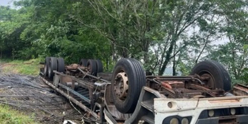 Um acidente na manhã desta sexta-feira (24) resultou na morte de um caminhoneiro, na PRC-487, no município de Manoel Ribas