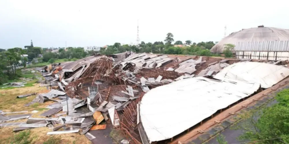 Barracão ficou totalmente destruído com o temporal