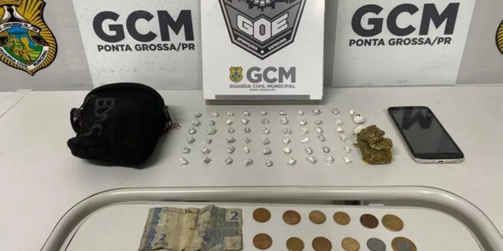 Suspeito e drogas foram encaminhadas à Delegacia de Ponta Grossa