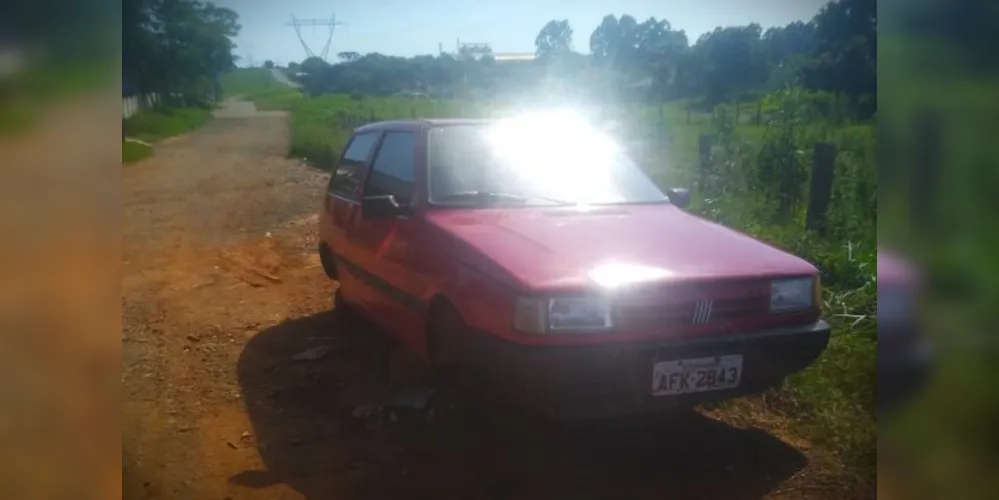 Fiat Uno, com placas AFK-2843, foi abandonado há pelo menos três dias