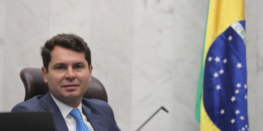 O primeiro-secretário da Casa, deputado Alexandre Curi (PSD), assina a proposição