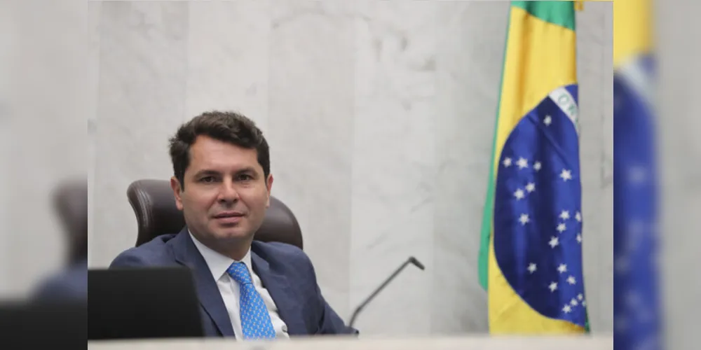 O primeiro-secretário da Casa, deputado Alexandre Curi (PSD), assina a proposição